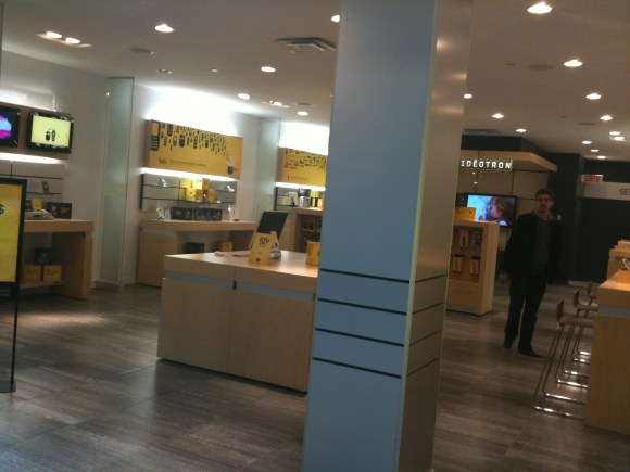 Salesman stare It was at this point that the Videotron salesman started to wonder what the heck I was doing.